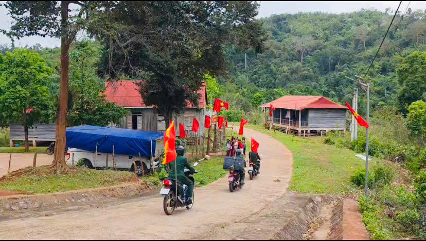 Các bản làng vùng biên xã Thượng Trạch rực rỡ cờ hoa, hướng tới ngày bầu cử.