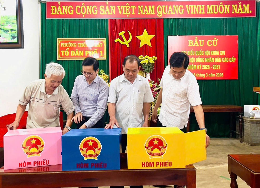 Lãnh đạo phường Thống Nhất kiểm tra công tác chuẩn bị bầu cử.