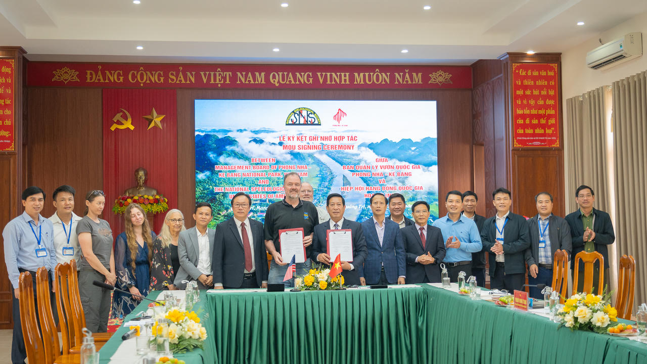 Hai bên thực hiện lễ ký kết ghi nhớ hợp tác.