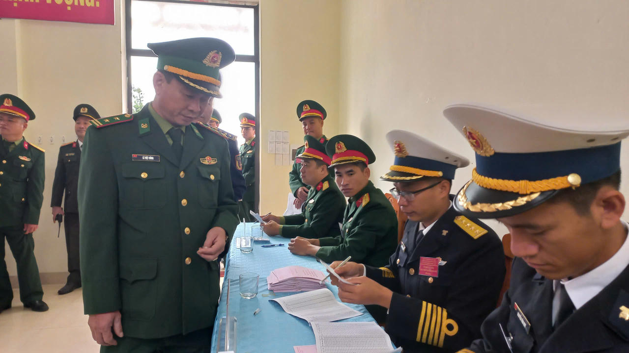 Cán bộ, chiến sĩ thực hiện nghĩa vụ công dân.