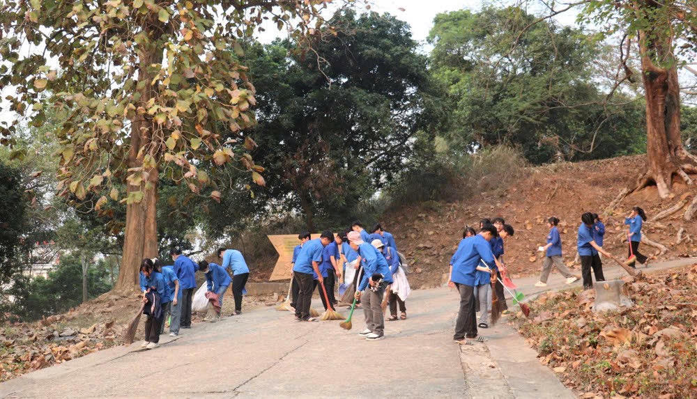 Các em học sinh trên địa bàn tỉnh phối hợp với Ban Quản lý di tích vệ sinh môi trường sạch đẹp.