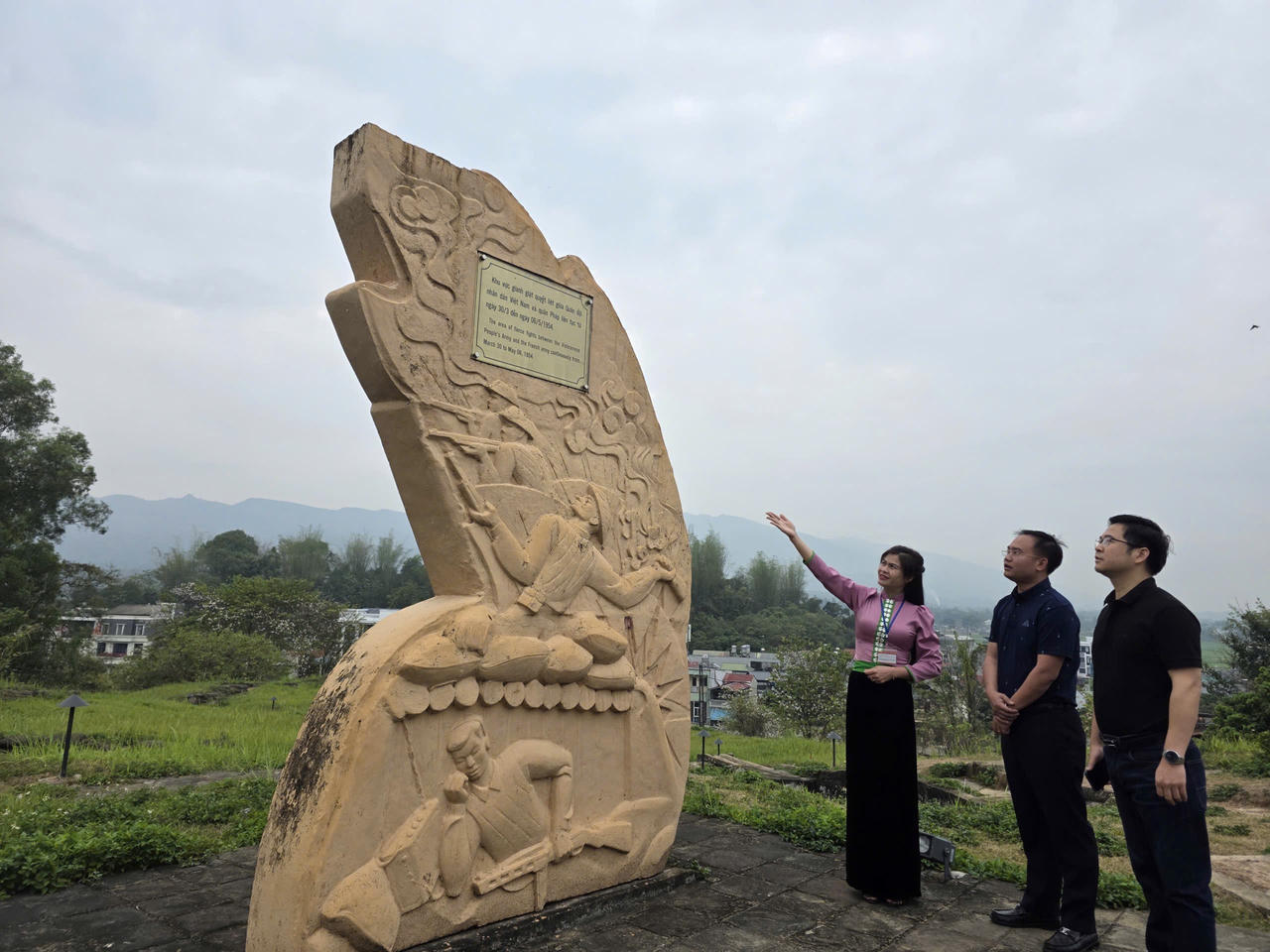 Hướng dẫn viên giới thiệu về vị trí bia di tích cứ điểm đồi A1.