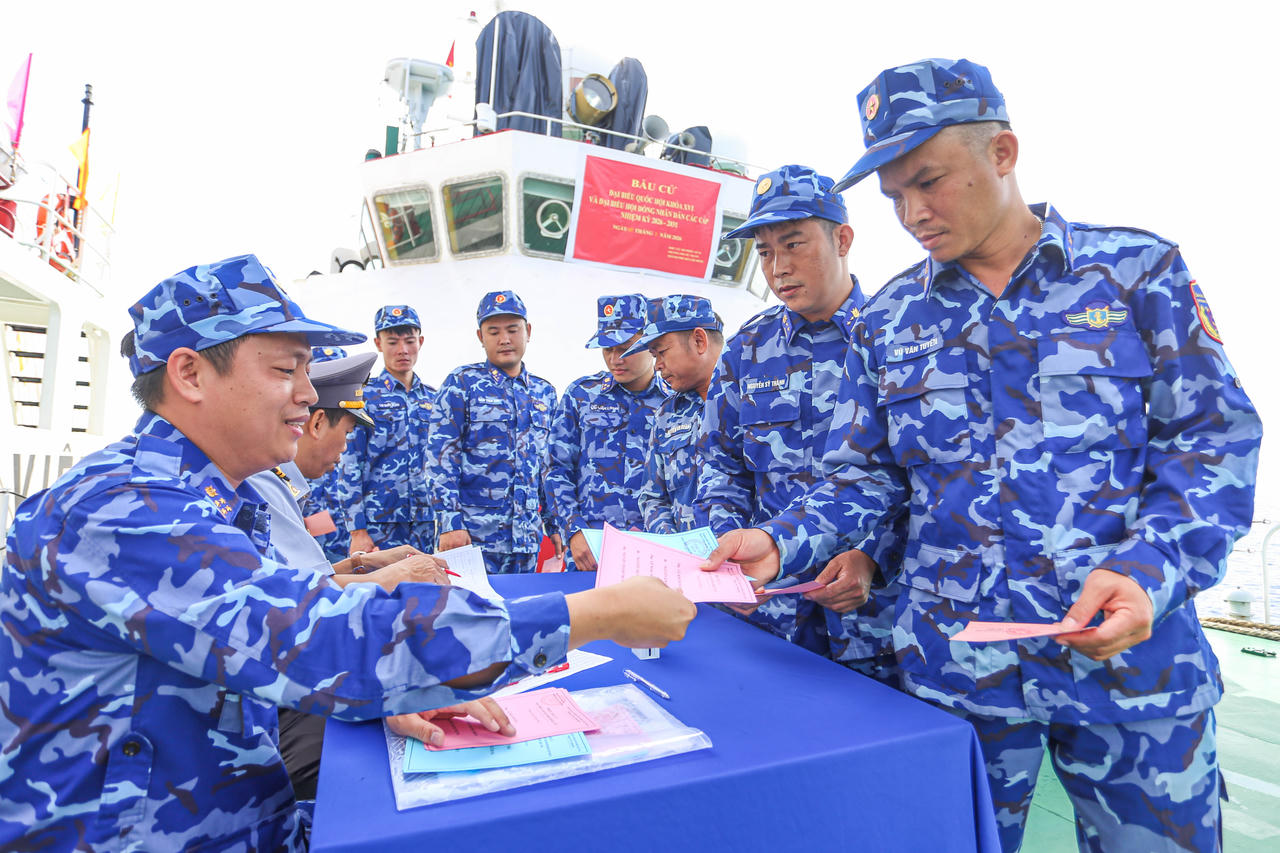 Cán bộ, chiến sĩ nhận phiếu bầu.