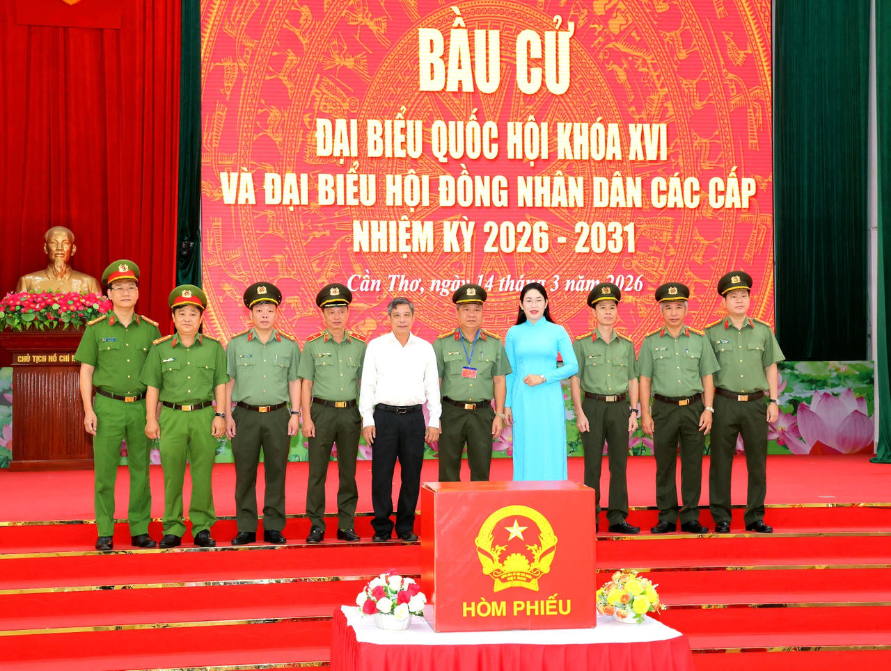 Ông Đồng Văn Thanh - Phó Bí thư Thường trực Thành ủy, Chủ tịch HĐND TP Cần Thơ (áo trắng) tại Tổ bầu cử số 23 của lực lượng Công an TP Cần Thơ.