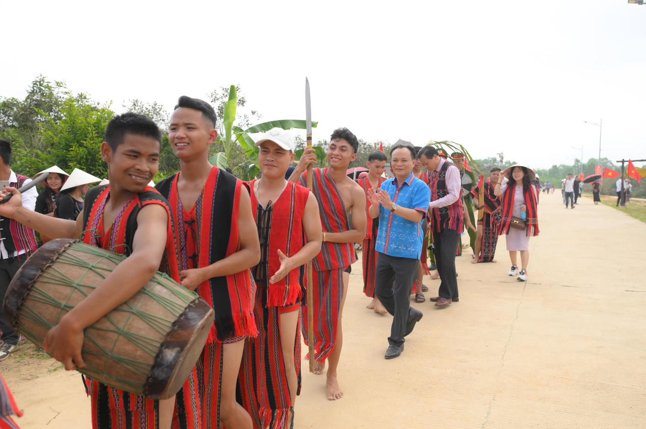 Ông Nguyễn Mạnh Hùng hòa mình vào đoàn nghệ nhân trong không gian văn hóa truyền thống của đồng bào tại huyện A Lưới, nơi đang được định hướng phát triển mạnh du lịch cộng đồng và du lịch văn hóa vùng cao.