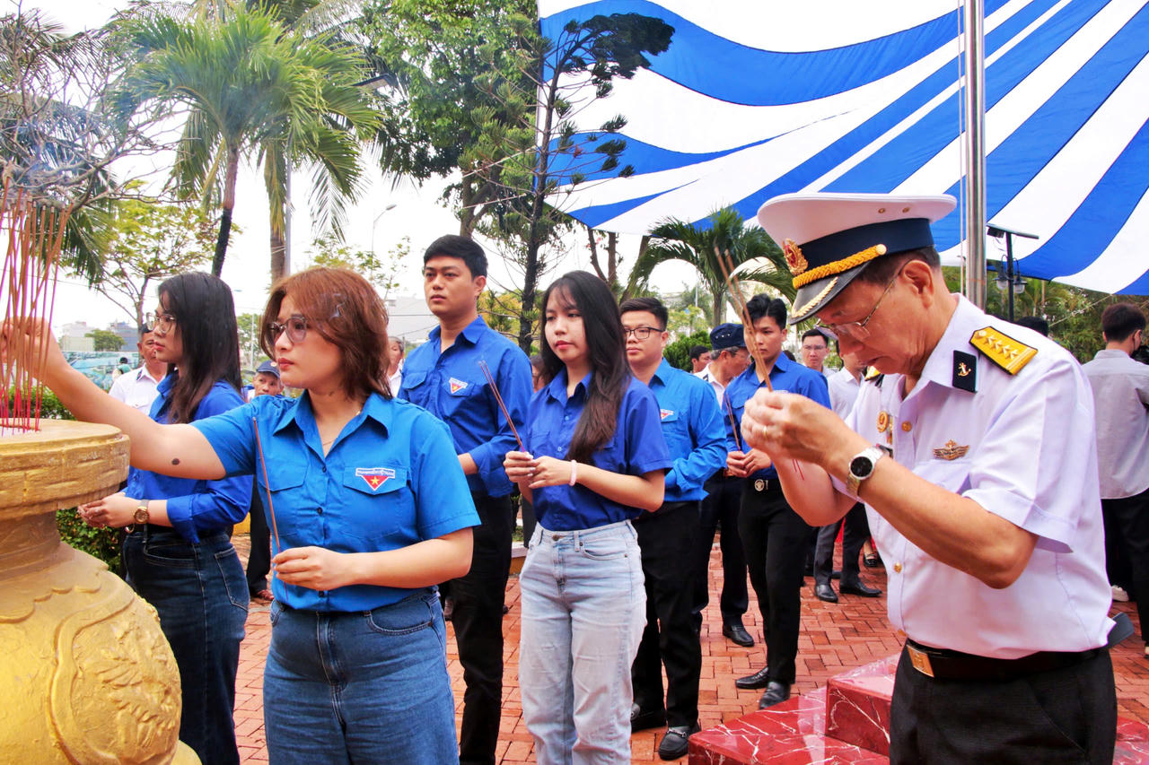 Tưởng niệm 38 năm ngày các chiến sĩ Hải quân hy sinh tại Gạc Ma