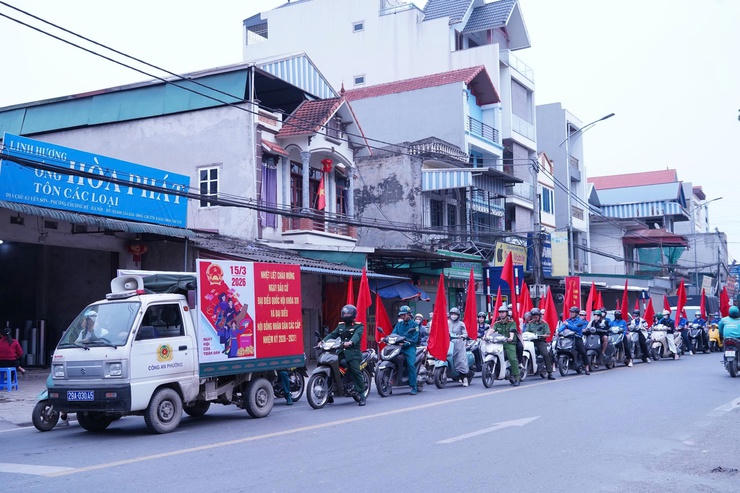 Đông đảo lực lượng Công an, Quân sự, Đoàn thanh niên...tham gia tuyên truyền lưu động trên địa bàn phường&nbsp;Chương Mỹ.