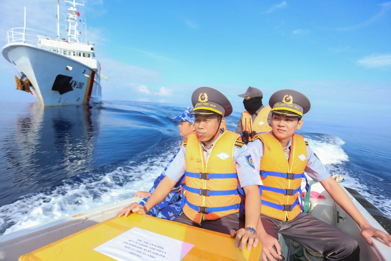 Tổ bầu cử và tài liệu phục vụ bầu cử được tổ xuồng đưa từ Tàu KN 260 sang điểm bỏ phiếu tại tàu trực.