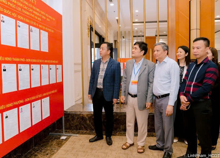 Ông Nguyễn Thế Tuấn - Ủy viên Ban Thường vụ Đảng ủy, Phó Chủ tịch UBND phường Phúc Lợi (trái) kiểm tra công tác chuẩn bị bầu cử tại khu vực bỏ phiếu số 7.&nbsp;(Ảnh: Phạm Linh) 