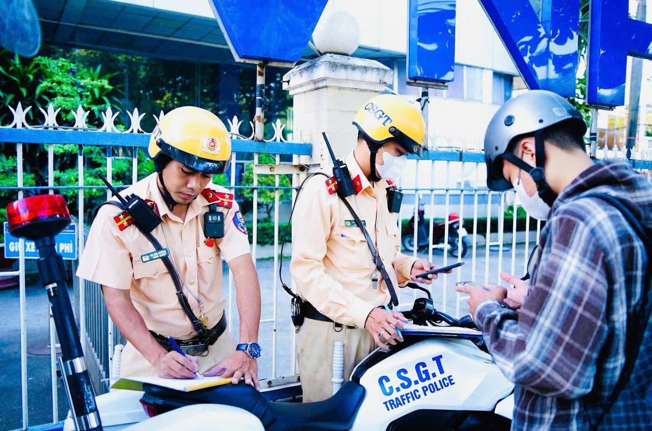 Lực lượng chức năng xử lý các trường hợp vi phạm giao thông.