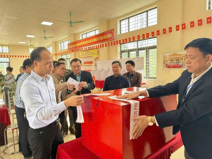 Lãnh đạo xã Mỹ Đức kiểm tra công tác bầu cử.