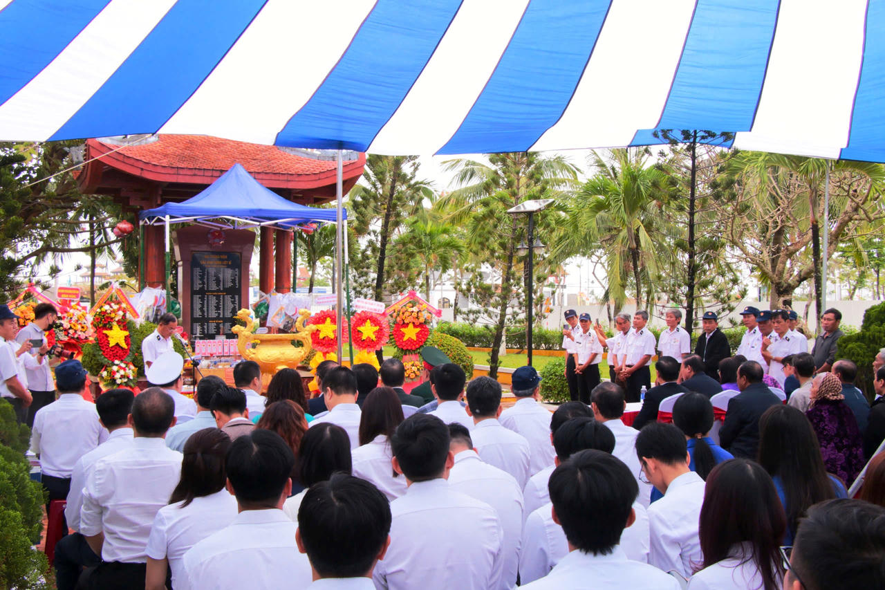 Tưởng niệm 38 năm ngày các chiến sĩ Hải quân hy sinh tại Gạc Ma