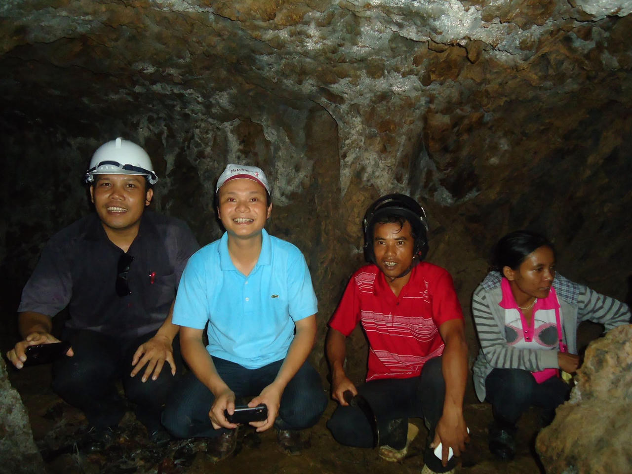 Khảo sát địa đạo tại di tích Đồi A Bia, nơi ghi dấu nhiều sự kiện trong chiến tranh, ông Nguyễn Mạnh Hùng cho rằng đây là nguồn tài nguyên quý để phát triển du lịch lịch sử - trải nghiệm.