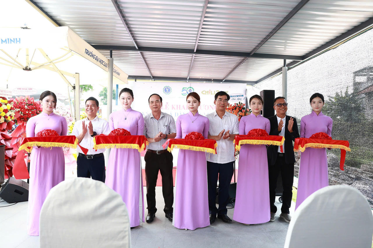 Lãnh đạo trường, chủ đầu tư và khách mời thực hiện nghi thức cắt băng khánh thành