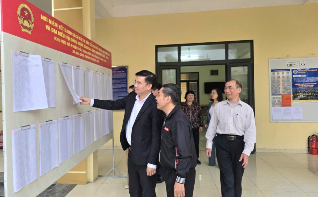Chủ tịch UBND xã Gia Lâm Dương Viết Cường kiểm tra nơi niêm yết danh sách cử tri.