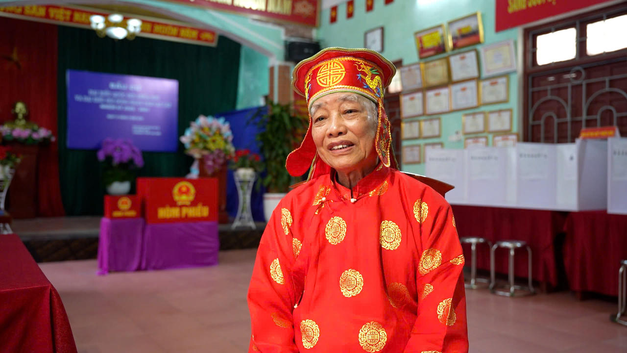 Cụ Nguyễn Hữu Thanh tại&nbsp;thôn Yên Sở 5, xã Dương Hoà, chia sẻ.