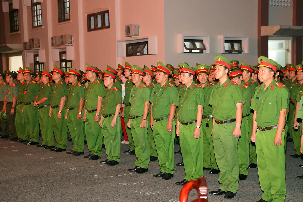 Cán bộ, chiến sĩ công an TP Cần Thơ chuẩn bị thực hiện bỏ phiếu bầu cử.