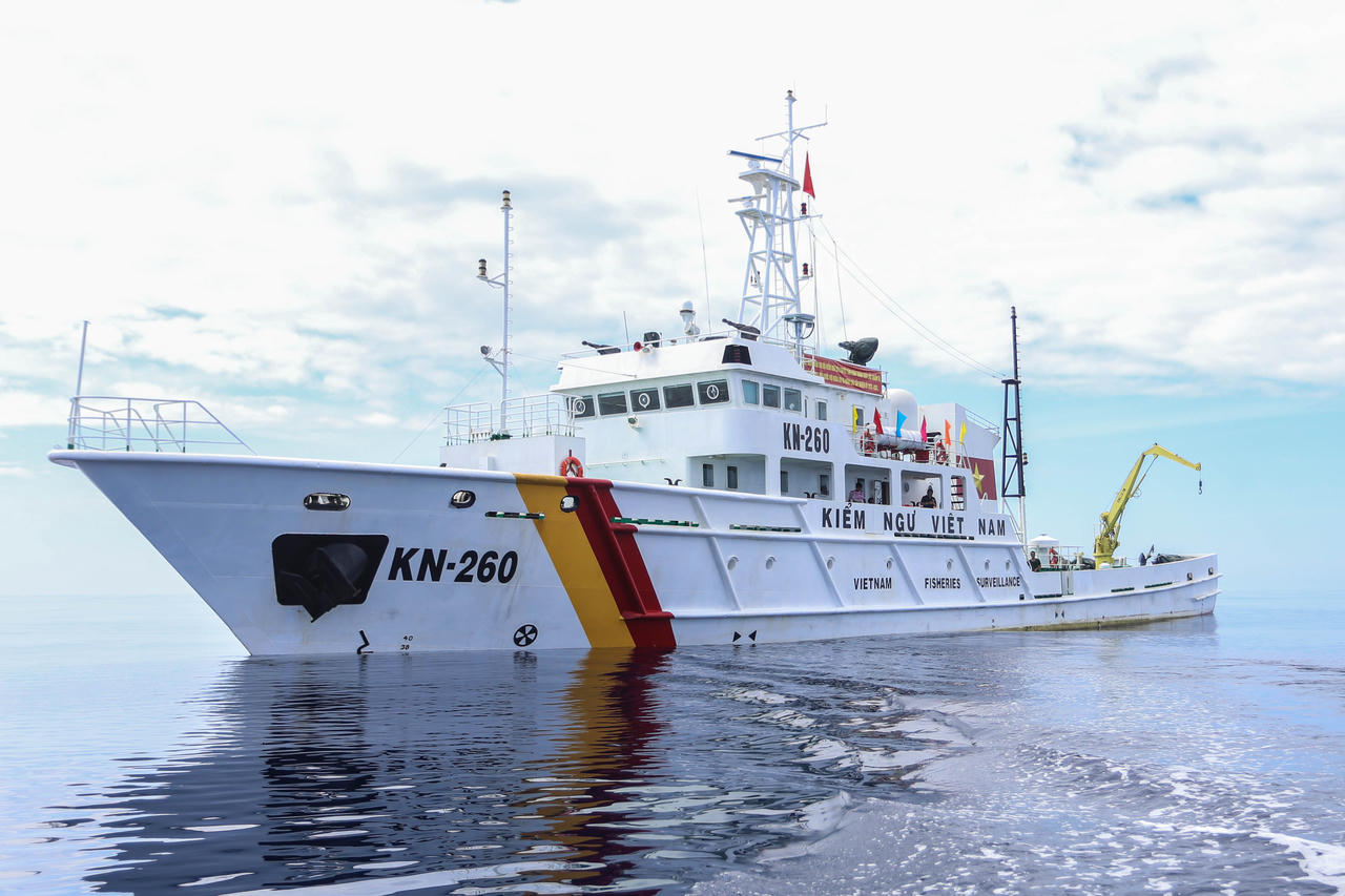 Tàu KN 260 làm nhiệm vụ trên biển.