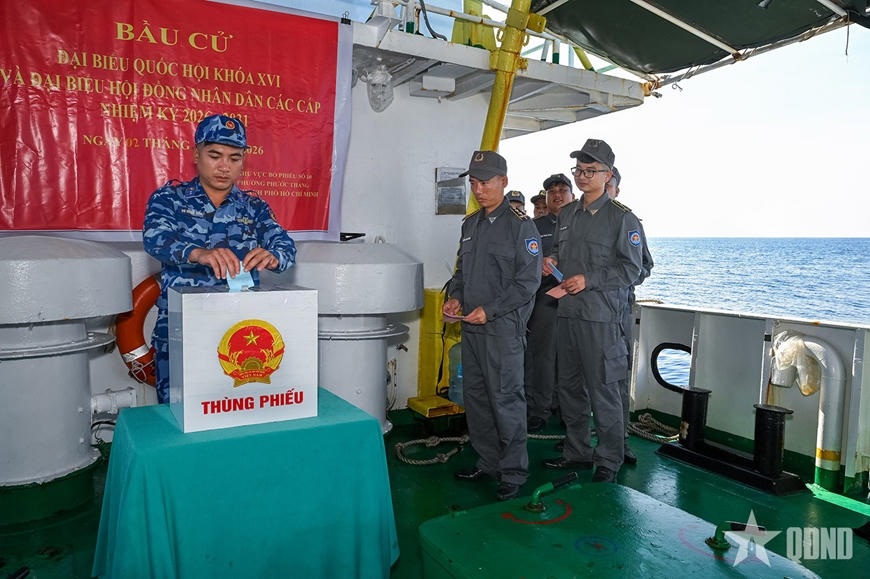 Cán bộ, nhân viên Tàu KN 205 thực hiện bỏ phiếu bầu đại biểu Quốc hội khóa XVI và đại biểu HĐND các cấp nhiệm kỳ 2026-2031.
