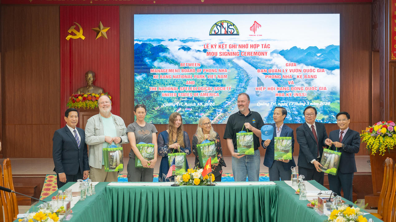 Lãnh đạo VQG Phong Nha - Kẻ Bàng tặng quà lưu niệm cho Đoàn công tác NSS.