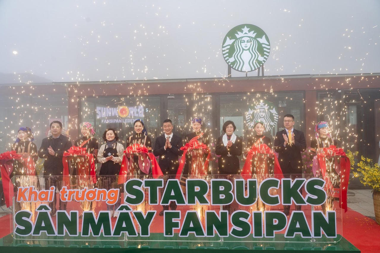 Lễ cắt băng khai trương đánh dấu Cửa hàng Starbucks Fansipan cao nhất châu Á chính thức vận hành.