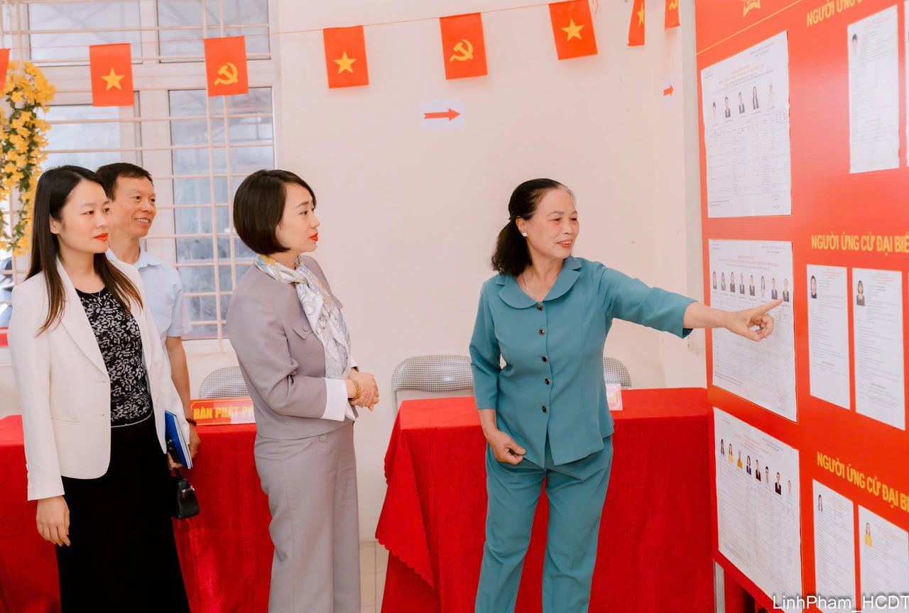 Bà Nguyễn Thị Thanh Hằng - Phó Bí thư Đảng ủy, Chủ tịch UBND phường Phúc Lợi kiểm tra công tác niêm yết danh sách người ứng cử và danh sách cử tri tại khu vực bỏ phiếu số 7. (Ảnh:&nbsp;Phạm Linh)&nbsp;