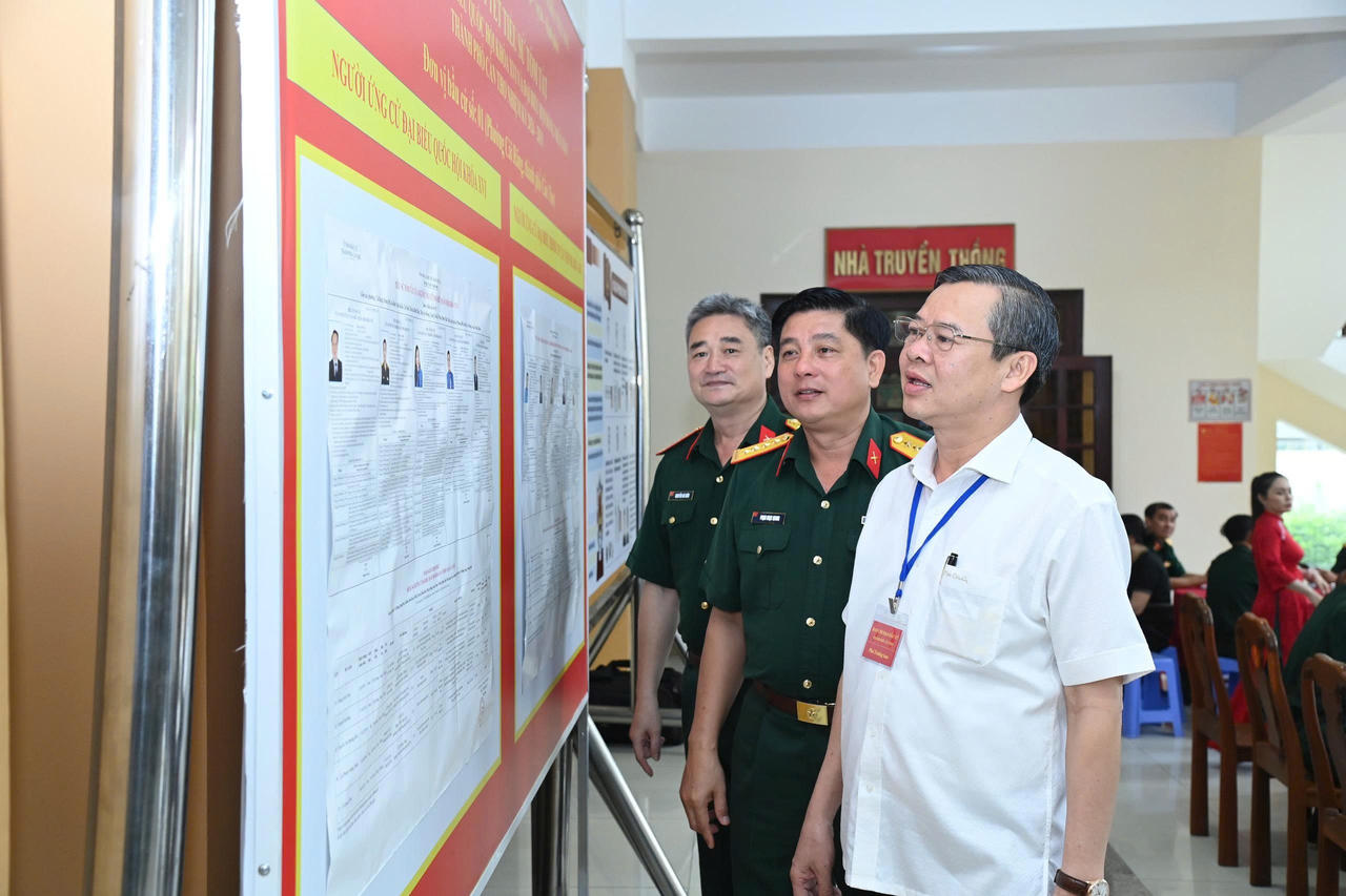 Ông Trương Cảnh Tuyên - Chủ tịch UBND TP Cần Thơ tại Tổ bầu cử số 31 đặt tại Bộ Chỉ huy Quân sự TP Cần Thơ (phường Cái Răng).