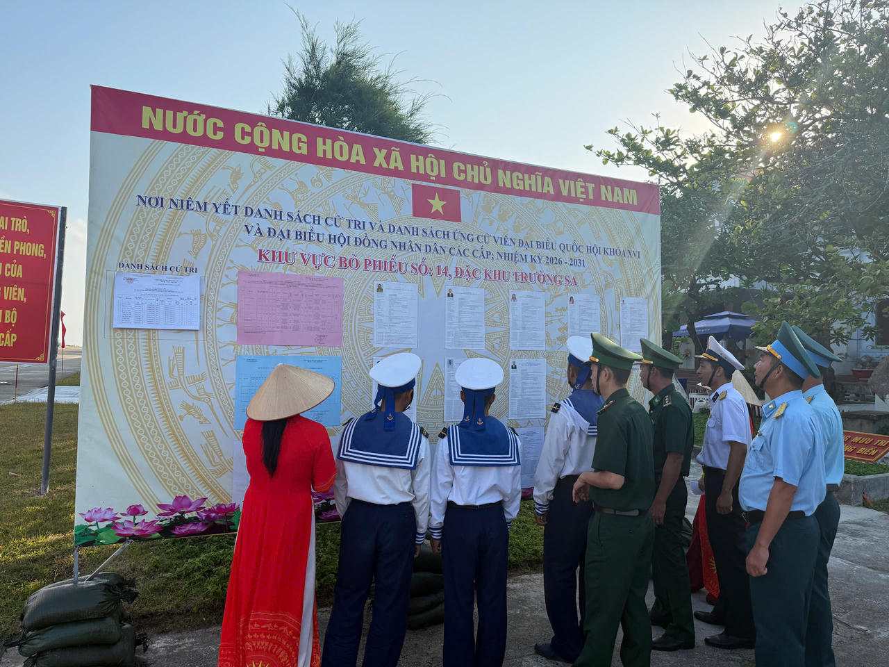 Cử tri nghiên cứu danh sách người ứng cử đại biểu Quốc hội và HĐND các cấp nhiệm kỳ 2026-2031