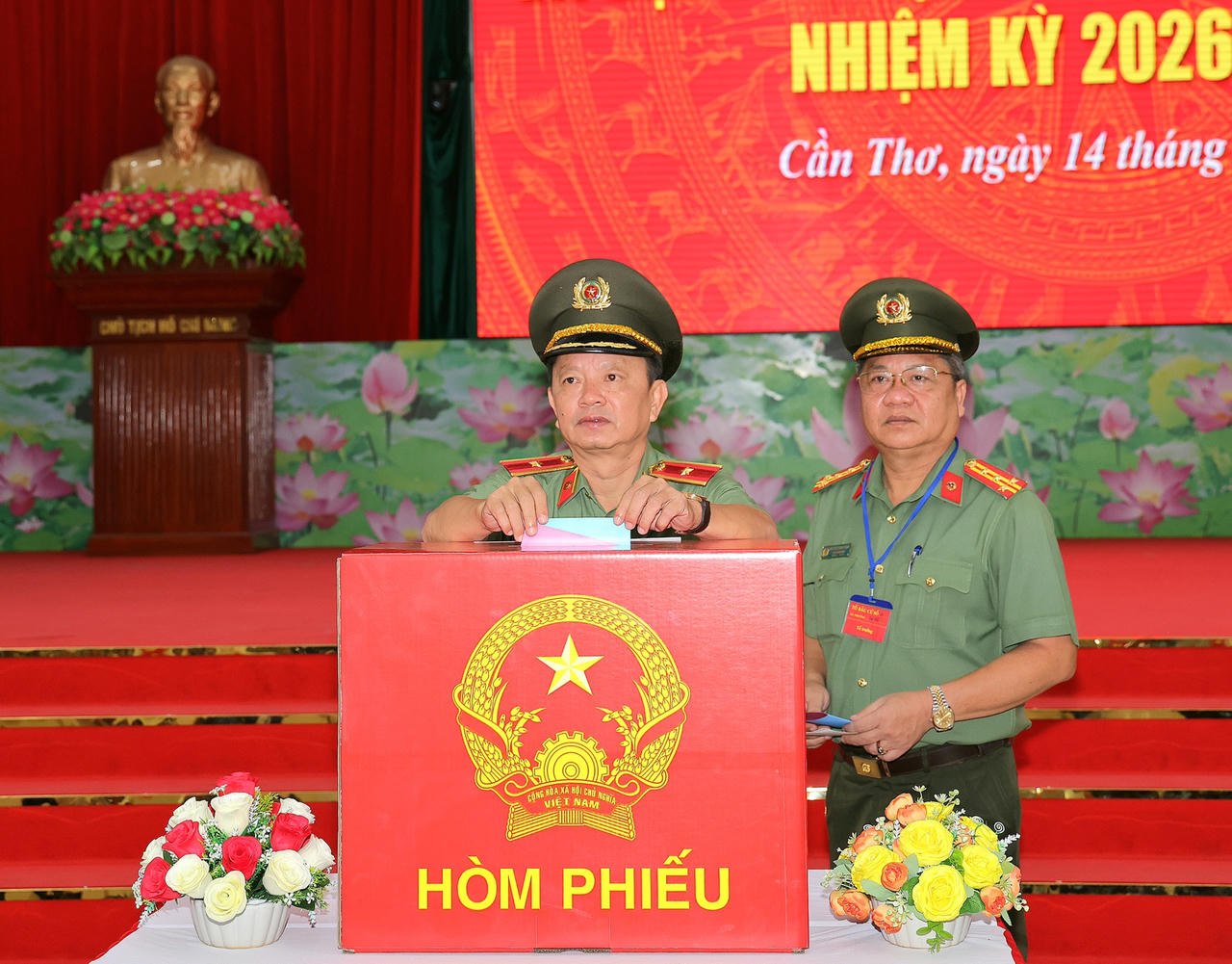 Thiếu tướng Huỳnh Việt Hòa - Giám đốc Công an TP Cần Thơ bỏ phiếu bầu cử.