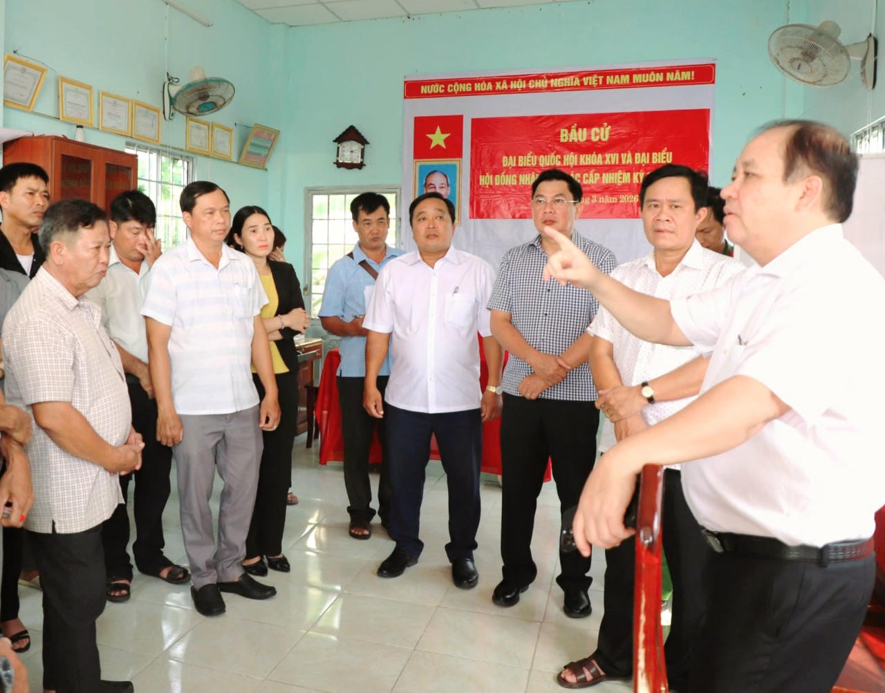 Phó Chủ tịch UBND tỉnh An Giang Nguyễn Thanh Phong chỉ đạo một số nội dung liên quan đến công tác bầu cử tại khu vực bỏ phiếu số 18 đơn vị bầu cử số 08 Trụ sở ấp Thạnh Phú, xã Đông Hòa, tỉnh An Giang.