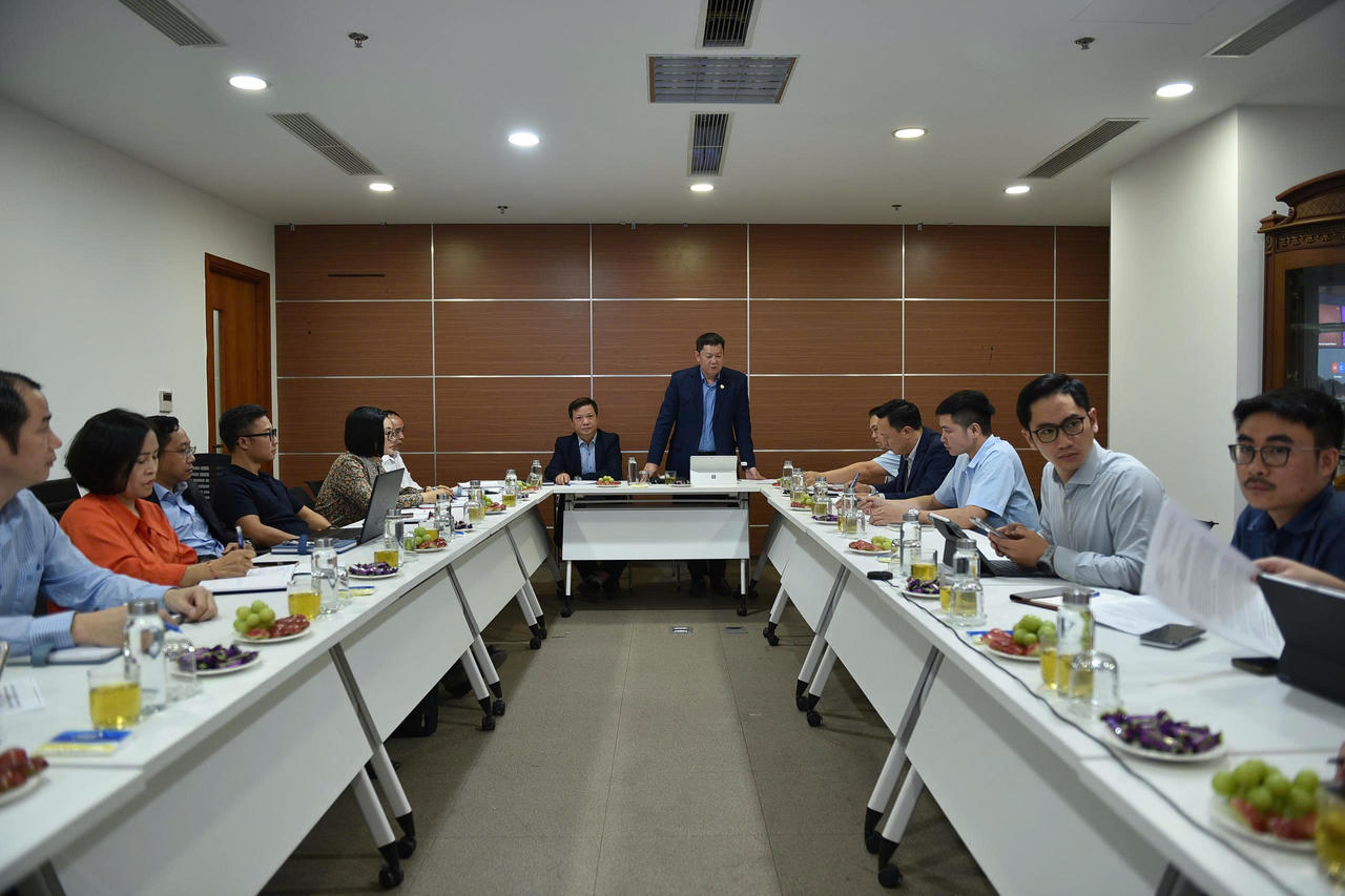 Ông Phan Văn Phúc - Phó Giám đốc phụ trách điều hành Trung tâm Phục vụ hành chính công TP Hà Nội phát biểu tại cuộc họp.