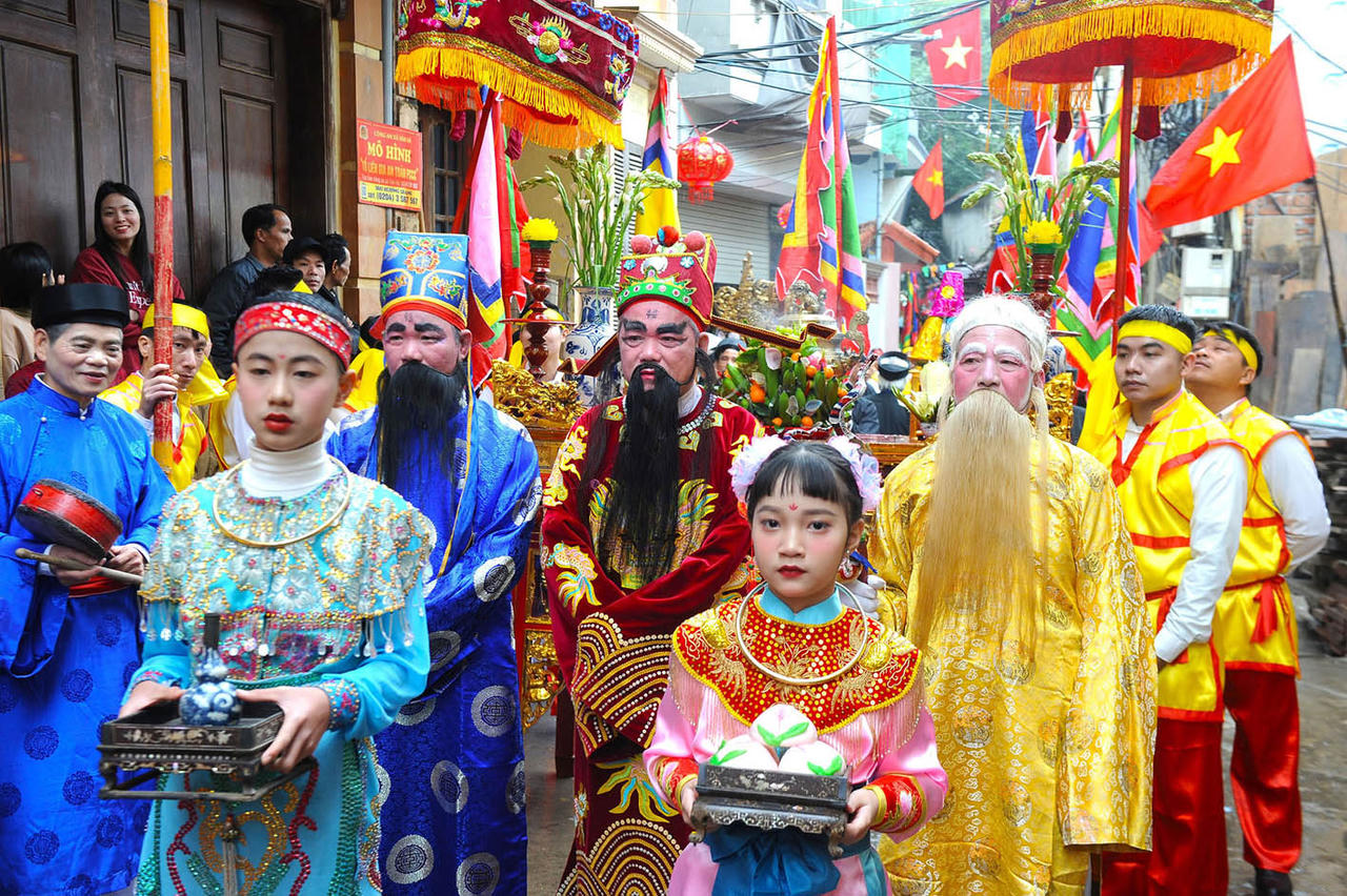 Ba vị Tam đa (Phúc- Lộc- Thọ) là hình ảnh đặc trưng của lễ hội Thổ Hà. (Ảnh: Việt Hưng)