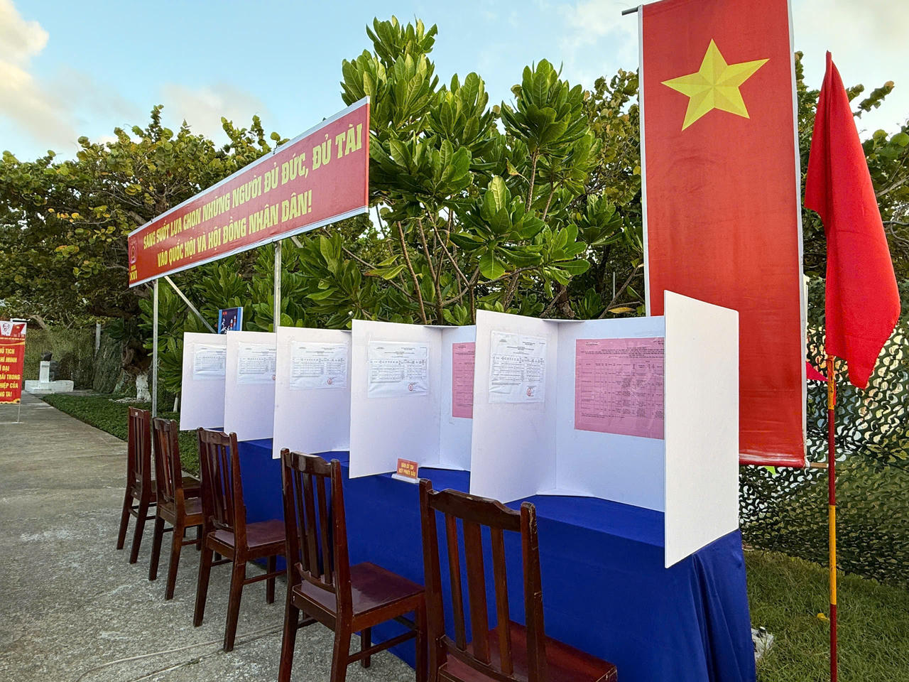 Khu vực bàn viết phiếu bầu