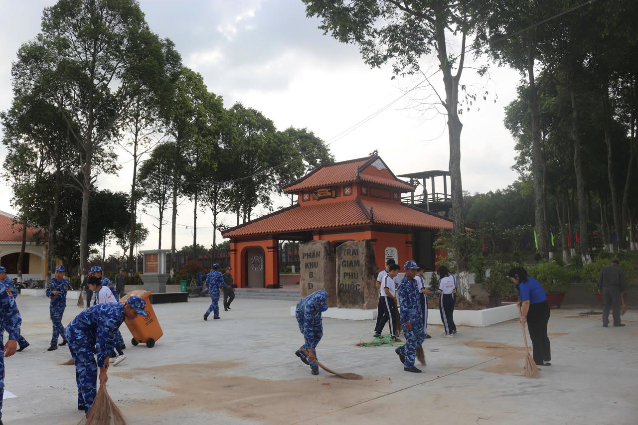 Đoàn viên thanh niên Hải đội 401 và đơn vị kết nghĩa tổ chức tổng vệ sinh Đài tưởng niệm Liệt sĩ nhà tù Phú Quốc.