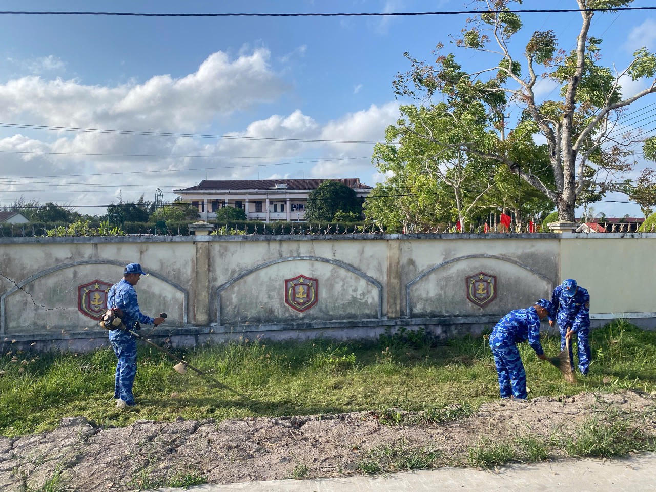 Hơn 40 cán bộ, đoàn viên thanh niên Hải đoàn 42 và lực lượng đoàn viên địa phương đã tiến hành chỉnh trang khuôn viên tại địa bàn.