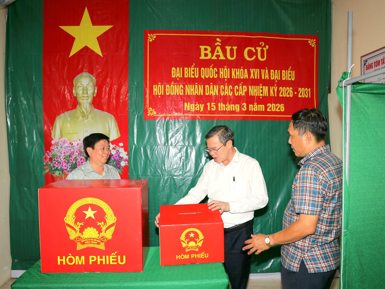 Ông Trương Cảnh Tuyên - Phó Bí thư Thành ủy, Chủ tịch UBND TP Cần Thơ (giữa) kiểm tra công tác chuẩn bị bầu cử trên địa bàn phường Long Tuyền.