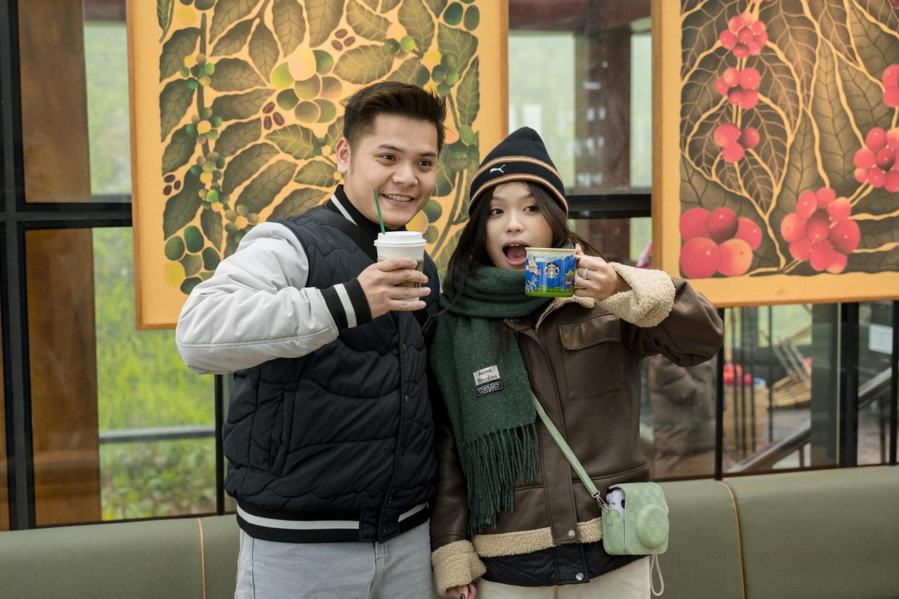 Những du khách đầu tiên check-in cùng đồ uống đặc biệt tại cửa hàng Starbucks cao nhất châu Á.