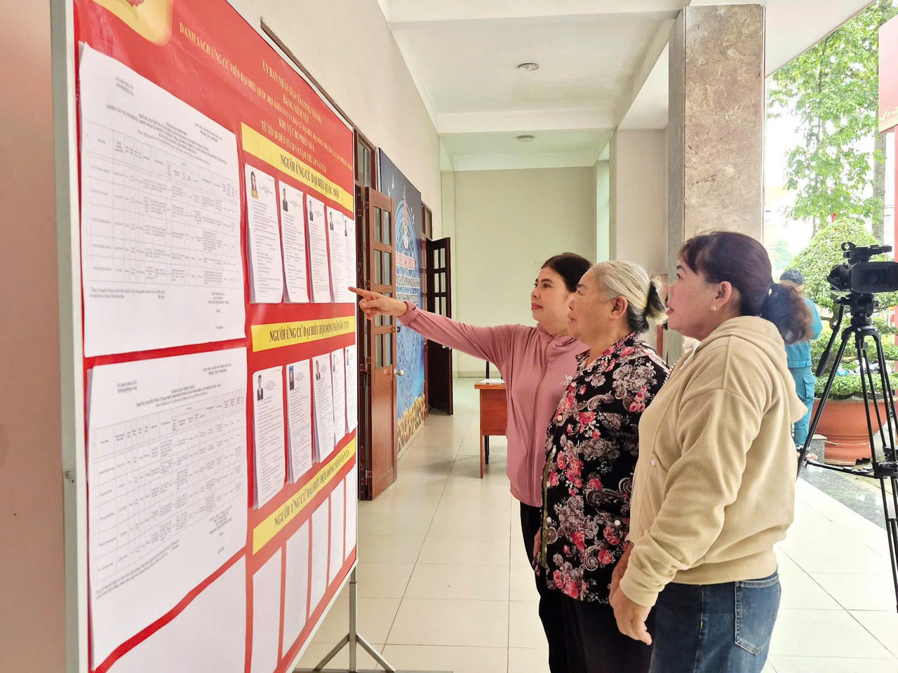 Danh sách cử tri và người ứng cử được niêm yết tại các điểm bỏ phiếu theo quy định.