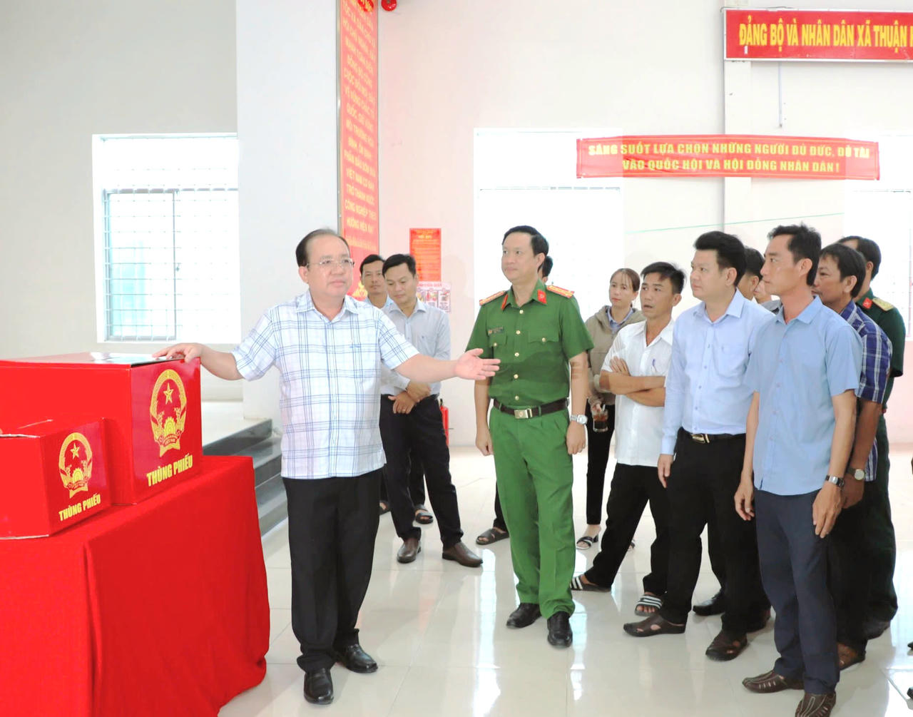 Phó Chủ tịch Thường trực UBND tỉnh An Giang kiểm tra công tác bầu cử 