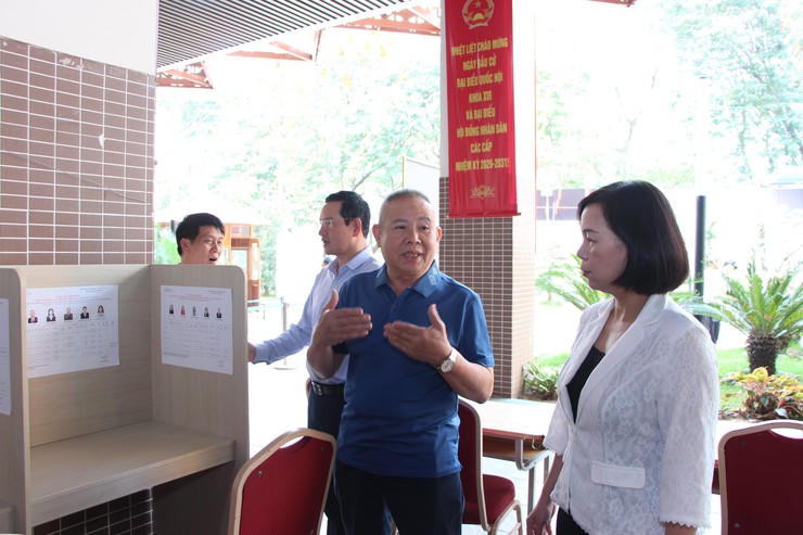 Đoàn công tác phường Giảng Võ rà soát, kiểm tra việc niêm yết danh sách các ứng cử viên đại biểu Quốc hội và đại biểu HĐND các cấp tại các điểm bỏ phiếu trên địa bàn.