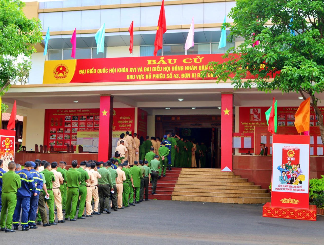 Đông đảo cán bộ, chiến sĩ các lực lượng, đơn vị Công an tỉnh Đắk Lắk có mặt từ sớm để thực hiện bỏ phiếu.