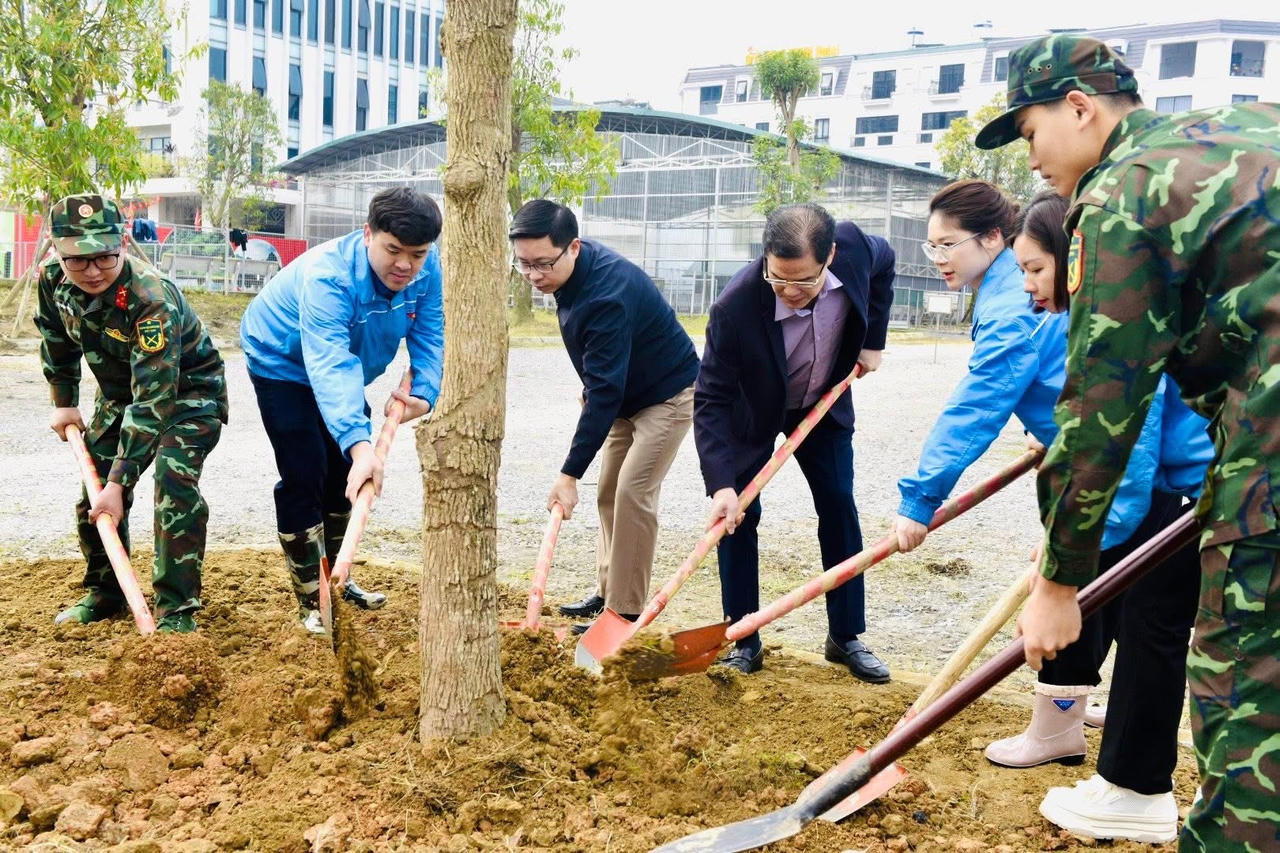 Các lãnh đạo tỉnh và đoàn viên thanh niên trồng cây tại chương trình. (Ảnh: TĐCB)