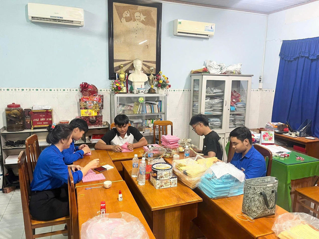 Thanh niên Đồng Nai chung tay chuẩn bị địa điểm phục vụ ngày bầu cử.