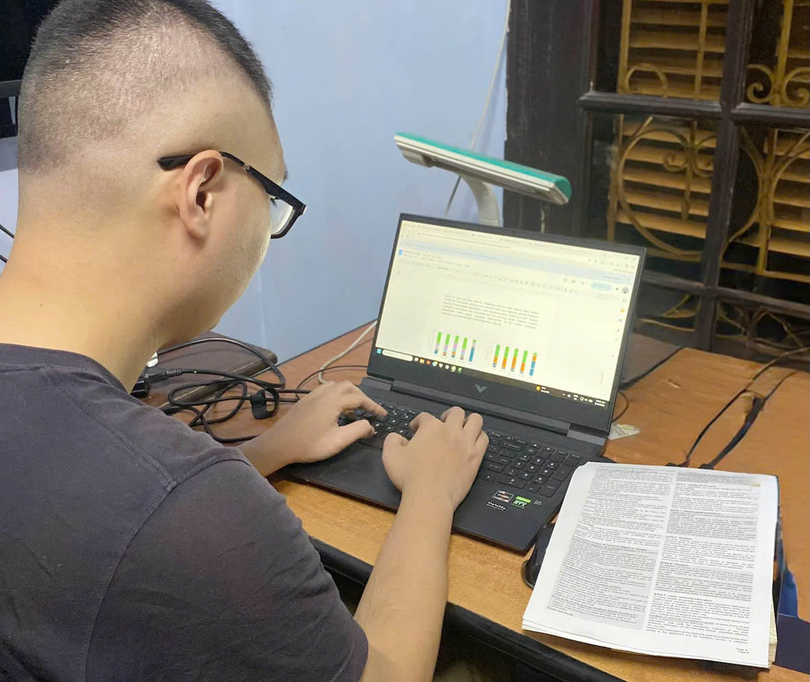 Dù đã đi làm được gần 6 năm, Đức Minh vẫn đang phải học thêm kỹ năng liên quan đến công nghệ, AI. (Ảnh: NVCC)