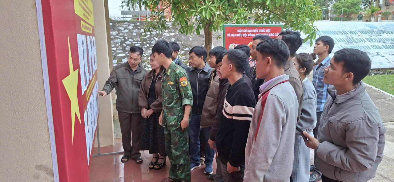 Đồng bào vùng biên xã Dân Hóa tìm hiểu danh sách, tiểu sử các ứng cử viên được niêm yết tại Tổ bầu cử số 14.