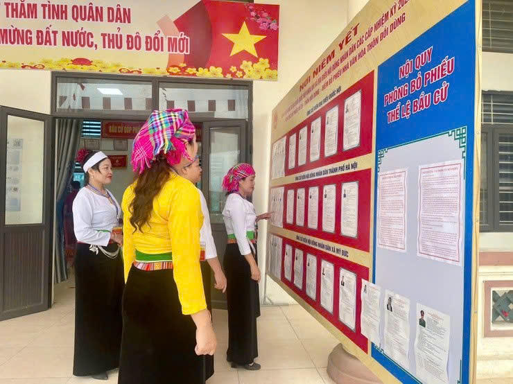 Người dân xã Mỹ Đức tìm hiểu kỹ thông tin để ngày mai sáng suốt bỏ phiếu chọn được đại biểu xứng đáng.