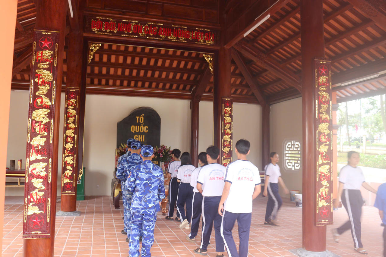 Cán bộ, đoàn viên thanh niên Hải đội 401 và Trường THPT An Thới tổ chức dâng hương tại nhà tù Phú Quốc.