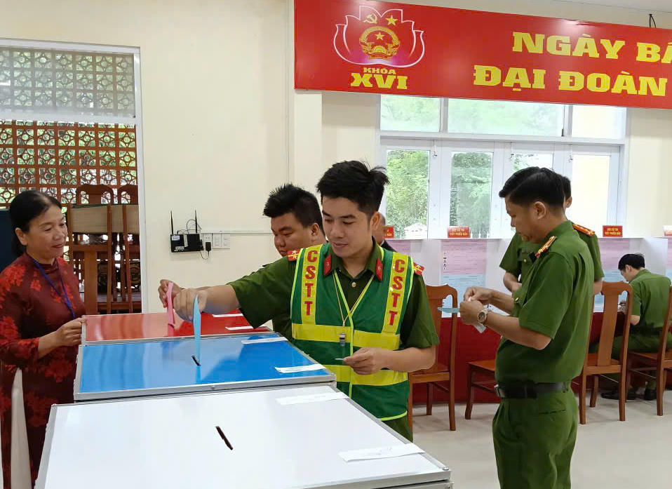 Cán bộ, chiến sĩ Công an xã Suối Dầu tham gia bầu cử.