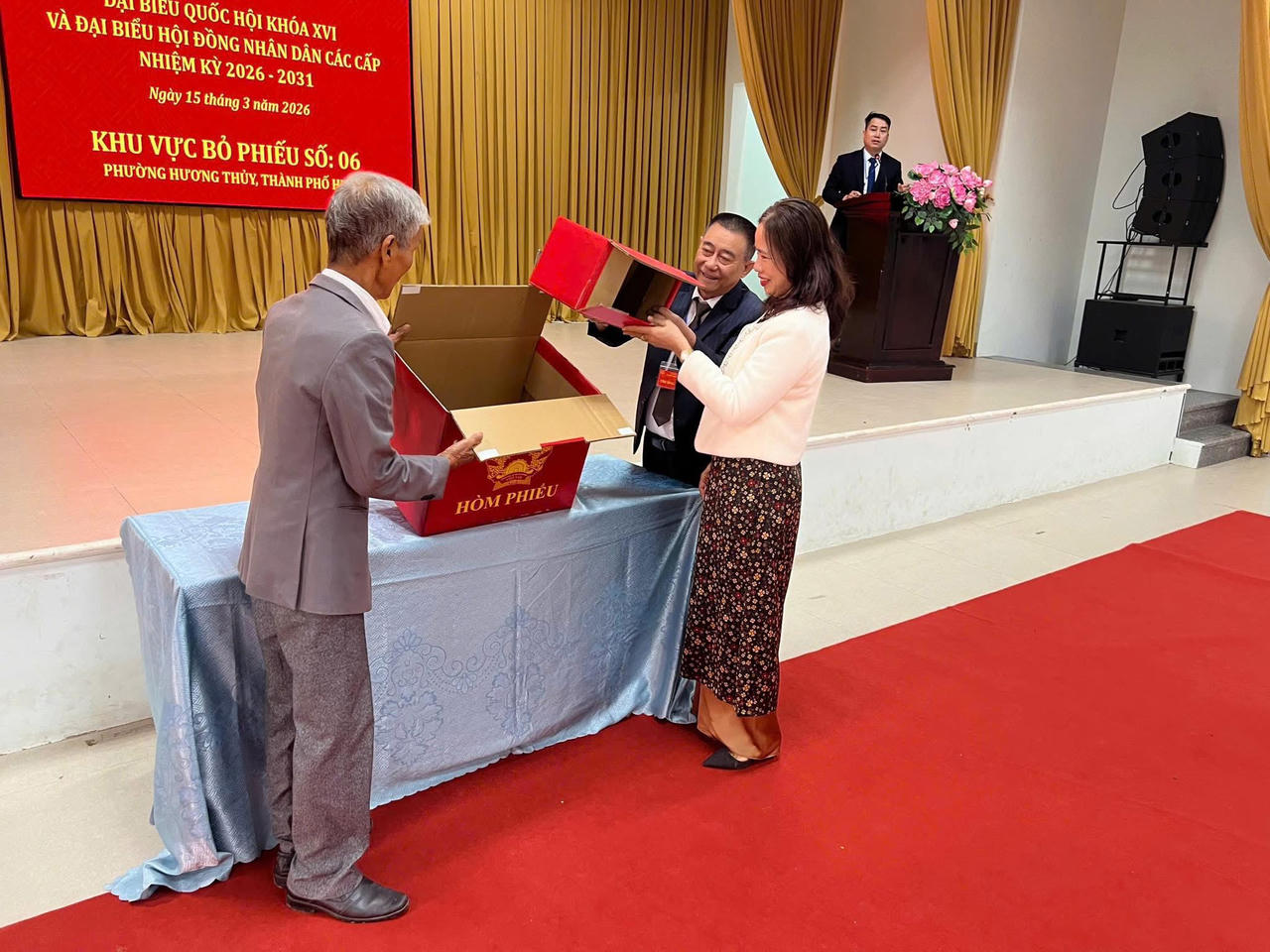 Các thành viên Tổ bầu cử kiểm tra, niêm phong hòm phiếu trước giờ khai mạc tại khu vực bỏ phiếu số 6, phường Hương Thủy (TP Huế).