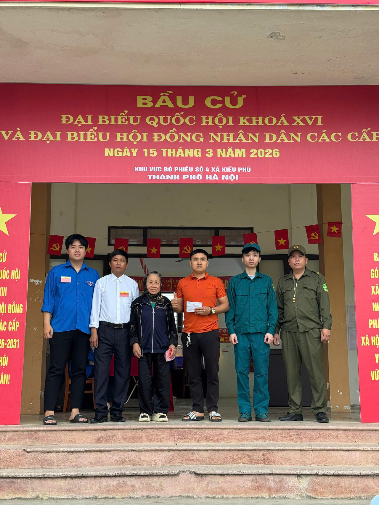 Cử tri Hà Nội hân hoan trong ngày bầu cử 